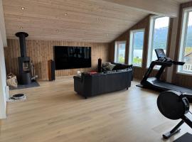 Living in a Nikolai Astrup motif 96m2, Ferienwohnung in Vassenden