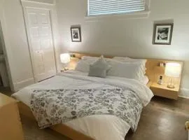 The Hollyhock - 23 Farm View