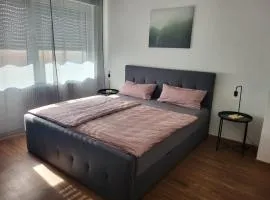 C&V 4 Personen 3 Zimmer Central Smart TV Boxspringbett
