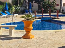 Sunny Pyla Escape with Pool, Tennis & Fast Wi-Fi, Hotel in Pyla