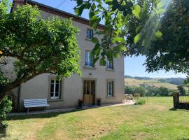 Gîte rénové campagne chic, 6 chambres pour 13 pers., jardin, terrasse, Haute-Loire - FR-1-582-527, hôtel à Farge