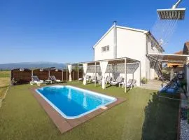 Gorgeous Home In Trilj With Jacuzzi