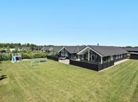 8 Bedroom Cozy Home In Nørre Nebel