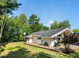 Amazing Home In Væggerløse With Sauna