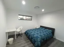 Queen Room in Spacious, Modern House - NR3
