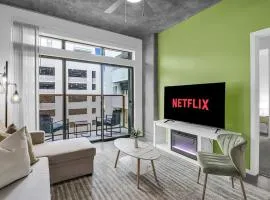 Centric 2BR In HEART of DTPHX Free Garage Parking
