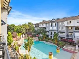 Lakeside Luxe Retreat - Pool View BBQ Spa Bath
