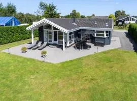 Three-Bedroom Holiday Home In Haderslev