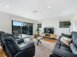 Villa1 New Modern Walk to shops 10min Airport CBD
