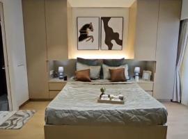 Neon - Royal Nest Aerotel with Pvt Balcony -1 km from Airport, hotel em Pune