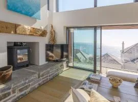 Holiday home with incredible sea views