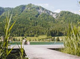 Lottas Lodge am Weissensee - Exklusive Ferienwohnung mit privatem Seezugang, шале у місті Вайсензе