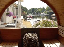 Chalet with waterfront sauna and boat, acomoda&ccedil;&atilde;o em Loosdrecht