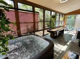 Waterfront Zen-Dock, Paddleboards, Jacuzzi & Games