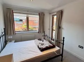 Cozy En-suite double room near train station