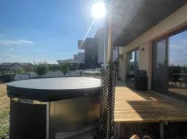 Garsoniera la curte