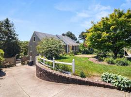 Game Room Rooftop Deck Fire Pit!, hotel in Chatham