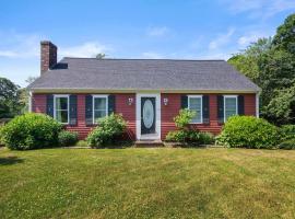 Lovely Home Near Bike Path Dog Welcome!, hotel i Chatham