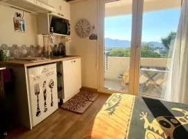 Studio climatisé avec terrasse coucher de soleil ménage compris pour 2 à 3 personnes dans un parc calme avec double piscine au sel et parking privé protégé Proche mer et port