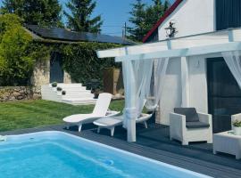 Dom wakacyjny z podgrzewanym basenem w tarasie i jacuzzi pod gwiazdami, Studnica, Ińsko, "THerapeutica", hotel 