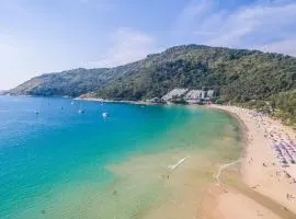 C126 Walk to Everything, Award- 2BR Coastal Stay