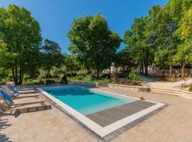Villa Botanica - Lush Garden and Pool Oasis, Hotel in Kamenmost