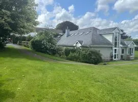 The Folly Guest House - Sleeps 28