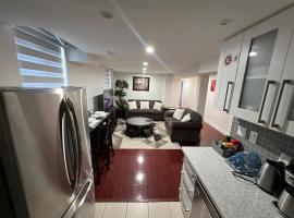 Cozy Two-Bedroom Luxury Suite near Toronto Airport, hotel in Mississauga