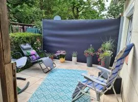 Ferienwohnung mit Wintergarten, Terrasse und Parkplatz