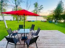 Cozy Lakefront Cottage - Canoeing, Fishing, Swimming & Firepit