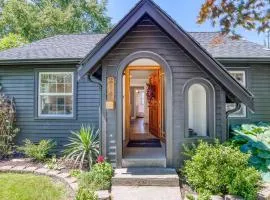 Modern 2 Bedroom Farmhouse Cottage with Hot Tub in Snohomish