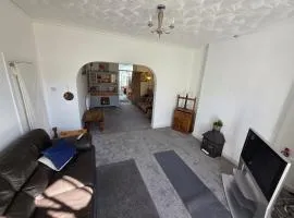 NEWTON HEATH APARTMENT -750mtrs to beach - Spacious ground floor - Sleeps 6