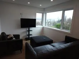 Urban Elegance: Spacious 2-Bed Townhouse with Modern Charm