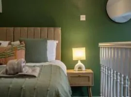 Rossendale 2 Bedroom House, Perfect For Contractors or Peaceful Family Getaways with Free Parking By Eason Stays