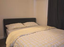 Cozy room in Wolverhampton city centre, hotel v destinaci Wolverhampton