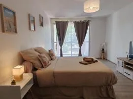 studio Nimes capouchiné parking et balcon proche centre