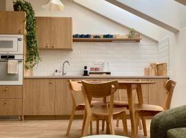 Loft apartment v cetre mesta s parkovacím miestom, hotel v destinaci Žilina