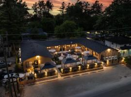 Adrian's Suites 2 Bedroom Family Suite, hotel di Wasaga Beach