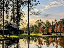 Chalé Celeiro em frente ao lago