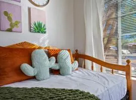 Springtime Oasis Sun Kised 1BR Near UofA