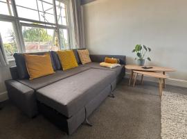 2 Bed Apartment - Sleeps 6 - Free WiFi & Parking, Hotel in Yeovil