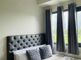10 minutes from MOA - Cozy Condo with Hot Shower & Balcony, hotel na praia em Manila