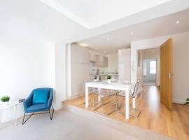 Romford - Balcony - Outdoor Space - Parking Space, hotel in Romford