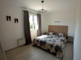 Spacieuse maison "Des 3 filles" pour 6 personnes, nhà nghỉ dưỡng ở Ally