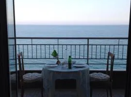 ATTICO SUL MARE con balcone sulla spiaggia e terrazza solarium di 25 mq