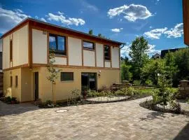Amber Ferienhain - Ferienhaus 'Magnolie' mit verwunschenem Garten & privater Sauna