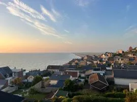 Le trait de côte vue mer commerces et plage à pied