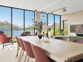 NEW - Seafront Luxury Villa near Henningsvær