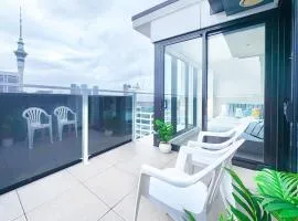 Sky Tower Views High-Floor Apt Pool Gym Access