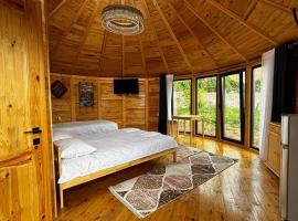 Twins Yurt، فندق مع موقف سيارات في Kaji-Say